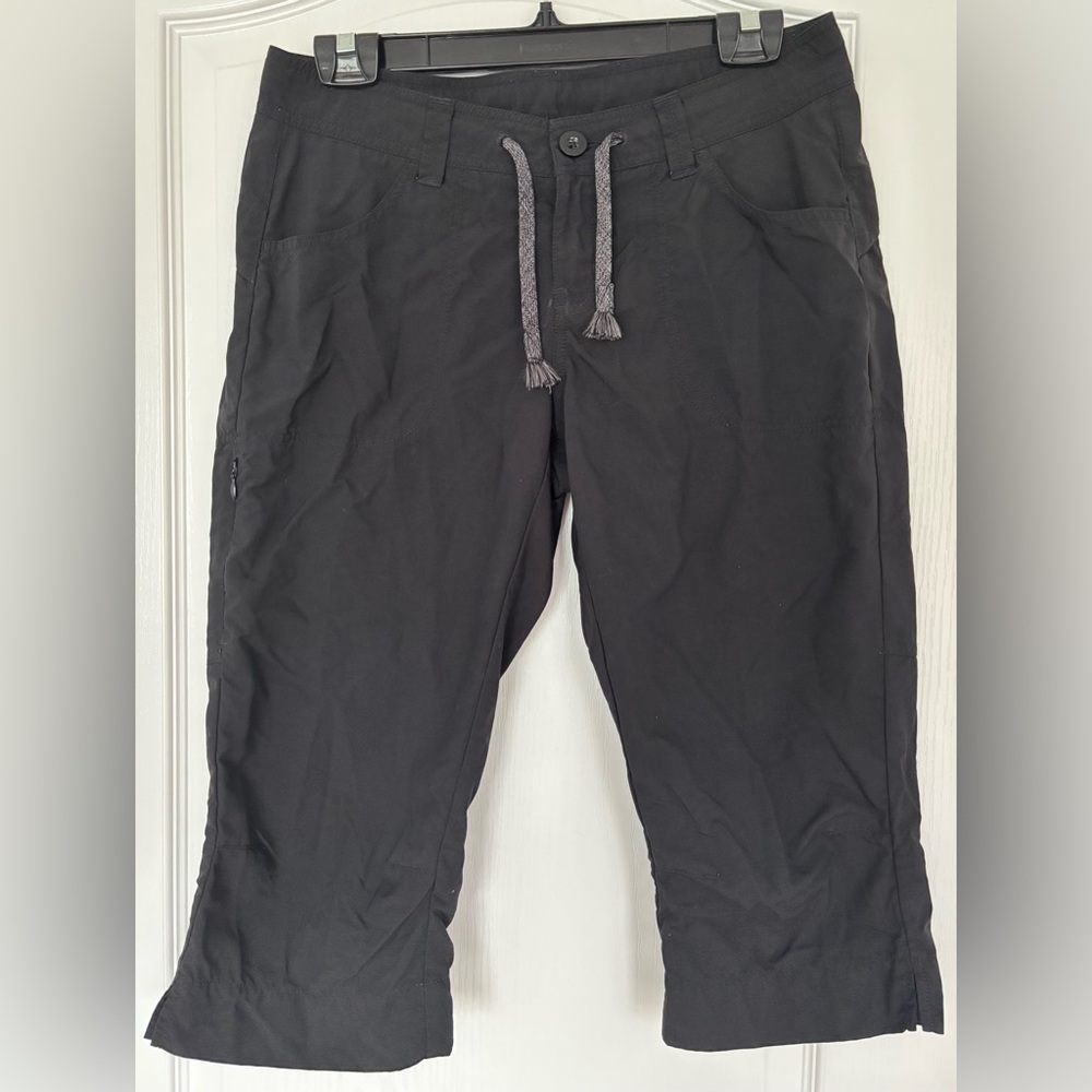 MEC Black Capris Pants Size 8